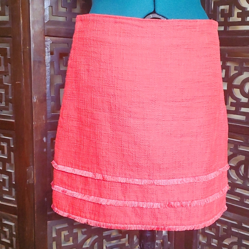 Ann Taylor Loft size 6 bright pink/coral texture skirt with fringe